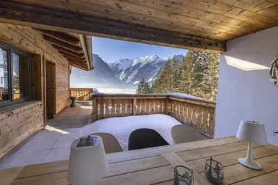Ein allgemeiner Bergblick oder ein Berglick von des Ferienhauses aus