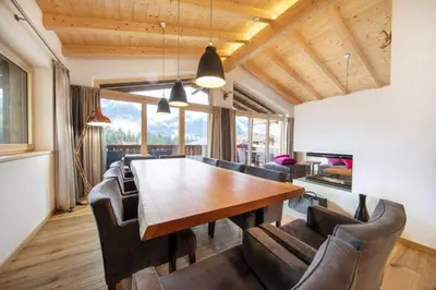 Ein Sitzbereich in der Unterkunft Nationalpark Chalet Löffelspitze
