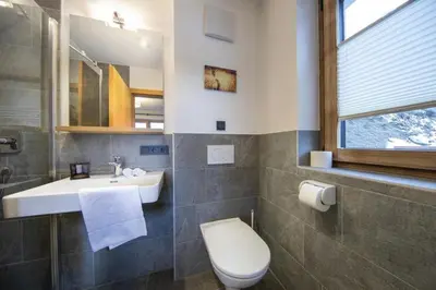 Ein Badezimmer in der Unterkunft Nationalpark Chalet Blindis