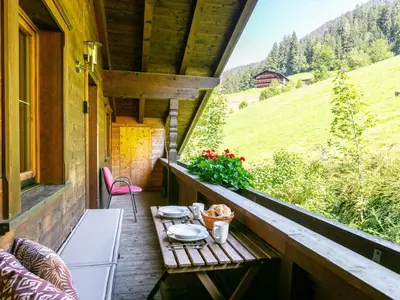 Ein allgemeiner Bergblick oder ein Berglick von des Ferienhauses aus