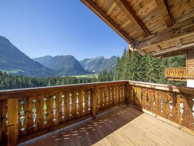 Ein allgemeiner Bergblick oder ein Berglick von des Chalets aus