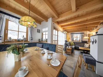 Ein Sitzbereich in der Unterkunft Chalet in Königsleiten near Ski Lift