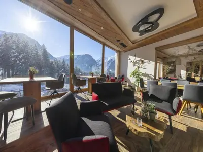 Ein allgemeiner Bergblick oder ein Berglick von des Chalets aus