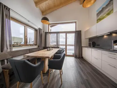 Küche/Küchenzeile in der Unterkunft Alpine Chalet with Mountain Views