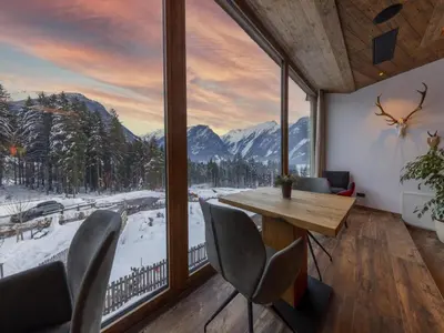 Ein allgemeiner Bergblick oder ein Berglick von des Chalets aus