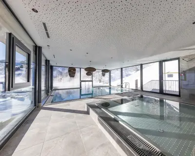 Der Swimmingpool an oder in der Nähe von Bachgut, das Resort am Berg - Stammhaus Sommer