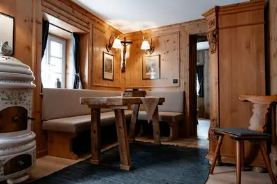 Ein Sitzbereich in der Unterkunft Löw Chalet Suite 2, Steps from the Slopes by 360 Estates