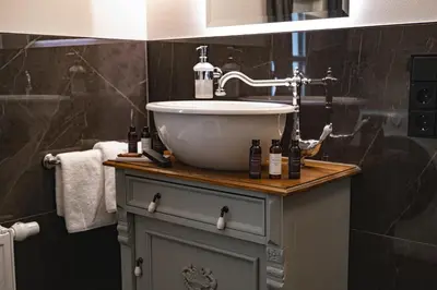 Ein Badezimmer in der Unterkunft Löw Chalet Suite 2, Steps from the Slopes by 360 Estates