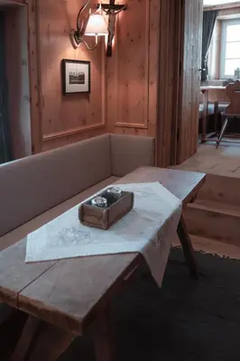 Ein Sitzbereich in der Unterkunft Löw Chalet Suite 2, Steps from the Slopes by 360 Estates