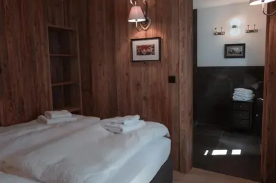 Ein Bett oder Betten in einem Zimmer der Unterkunft Löw Chalet Suite 2, Steps from the Slopes by 360 Estates