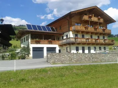 Das Gebäude in dem sich das Ferienhaus befindet