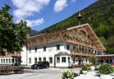 Ein allgemeiner Bergblick oder ein Berglick von des Aparthotels aus