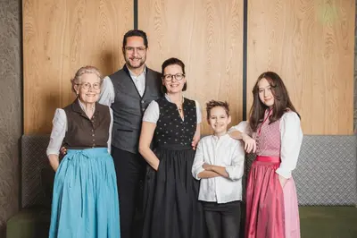 Eine Familie, die in der Unterkunft Post Appartements übernachtet