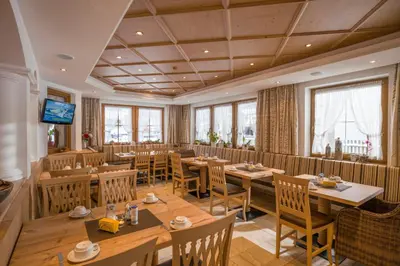 Ein Restaurant oder anderes Speiselokal in der Unterkunft Chalet Walchenhof