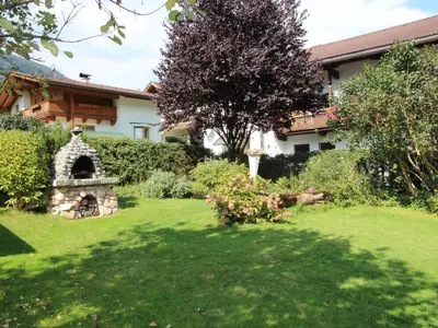 Ein Garten an der Unterkunft Apartment Tyrol-1 by Interhome