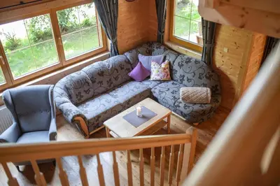 Ein Sitzbereich in der Unterkunft Chalet in Fügen near Spieljochbahn