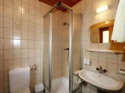 Ein Badezimmer in der Unterkunft Apartment in Hippach im Zillertal in the mountains