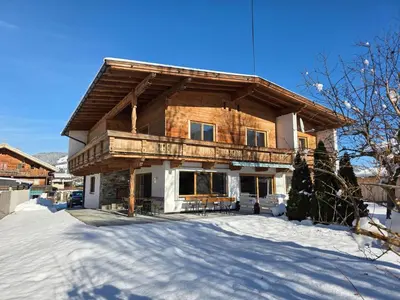 Das Gebäude in dem sich das Ferienhaus befindet