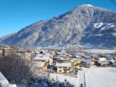 Ein allgemeiner Bergblick oder ein Berglick von des Ferienhauses aus
