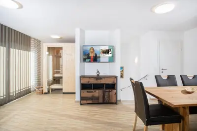 TV/Unterhaltungsangebot in der Unterkunft H19 - Modernes Ferienhaus 145qm, 3SZ, Wellnessbereich mit Sauna und Dachterrasse mit Panoramablick, Kühlen und Heizen mit Geothermie